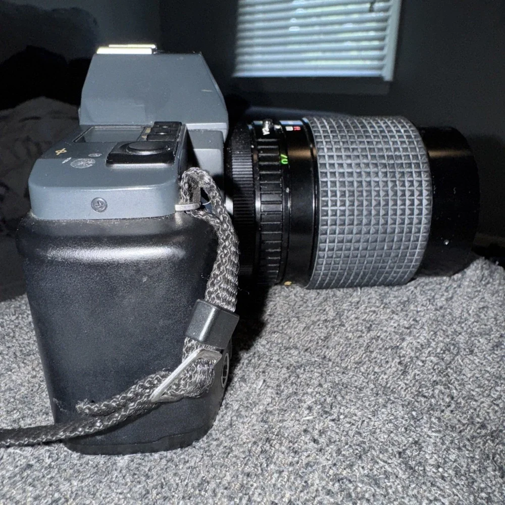 Canon T70 35mm Film Camera W/ Quantary f =‎ 28-70mm 1:3.5-4.5 MC Auto Zoom Lens